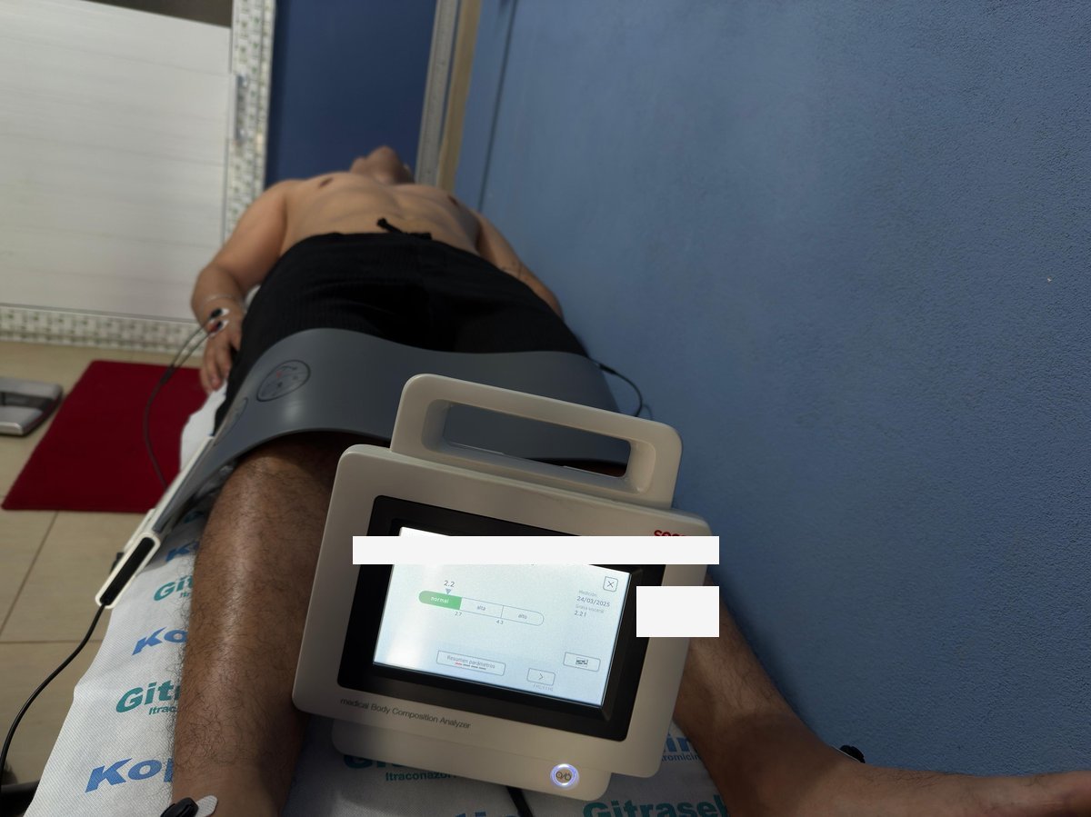 SECA mBCA 525 en uso — Análisis de bioimpedancia médica en CONM